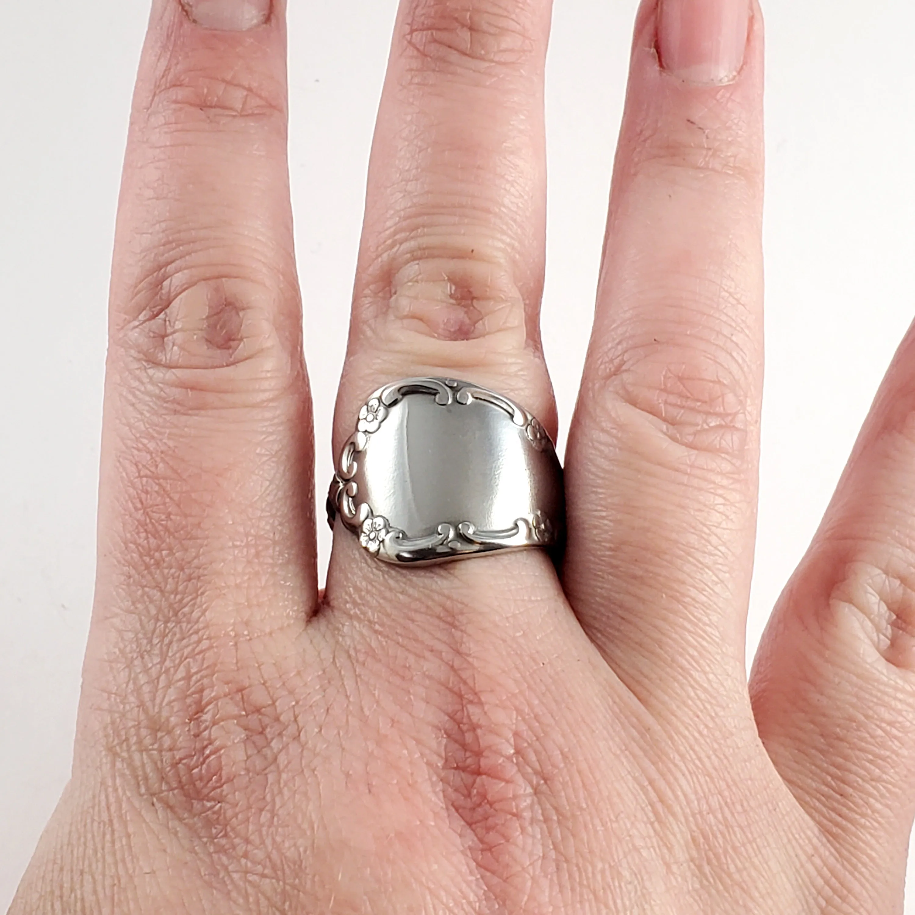 Oneida Mansion Hall Stainless Steel Spoon Ring